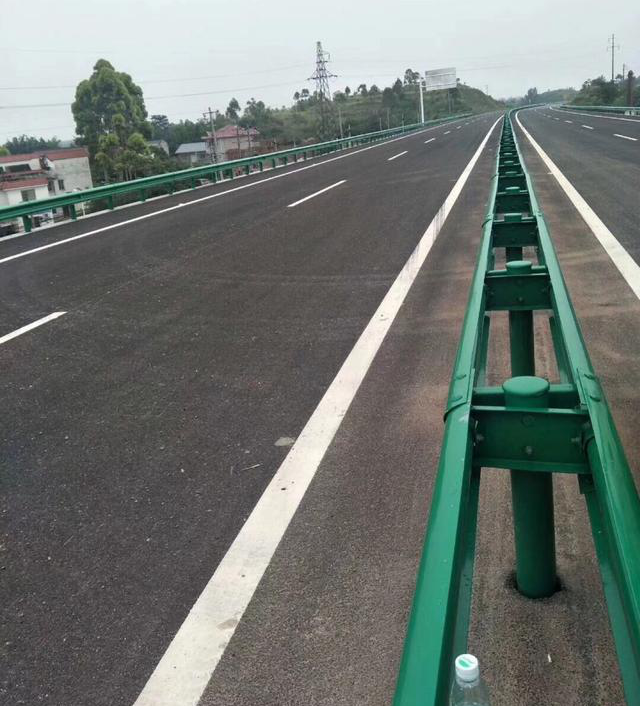 廣(guǎng)西道路防(fang)護欄廠家(jiā)***