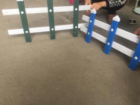 南(nan)甯護欄網廠家(jia)，PVC草坪護欄